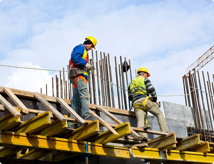 Travailleurs de BM CONSTRUCTION en train de réaliser des travaux de gros œuvre sur un chantier à Lanester