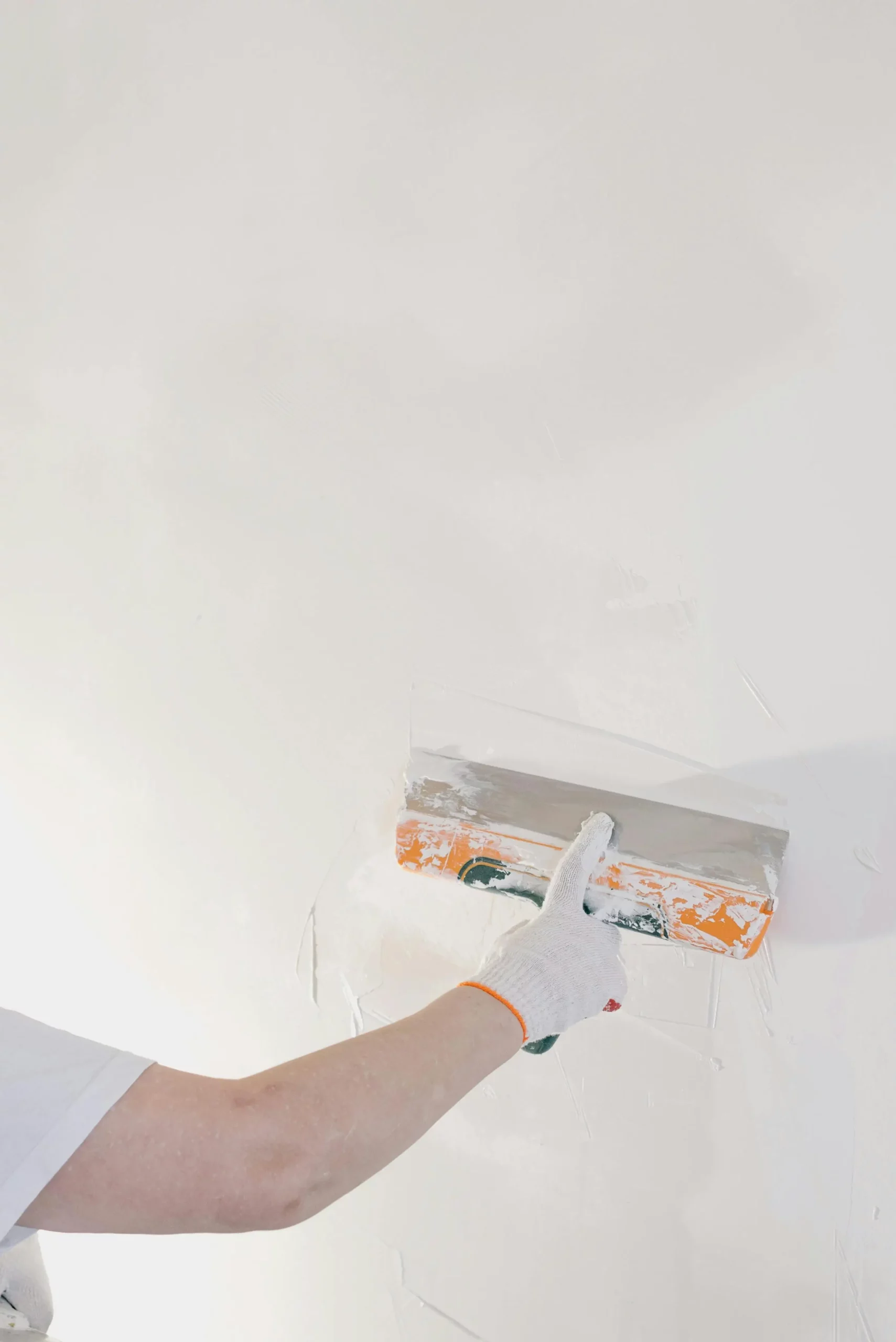 Application d'enduit sur un mur par un ouvrier de BM CONSTRUCTION à Lanester